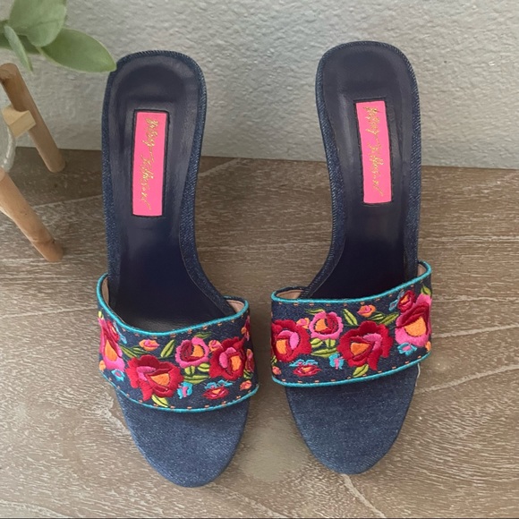 Betsey Johnson Floral embroidered denim fabric heels size 6 - Picture 9 of 10